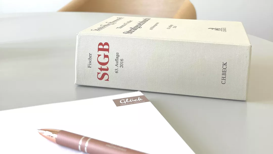 Schreibtisch mit StGB und Notizen - Kanzlei Schweinfurt, professionelle Strafverteidigung und Fachanwalt für Strafrecht