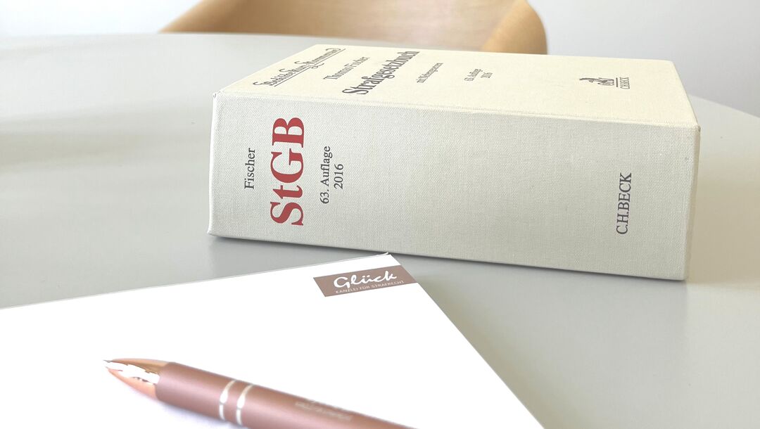 Schreibtisch mit StGB und Notizen - Kanzlei Schweinfurt, professionelle Strafverteidigung und Fachanwalt für Strafrecht