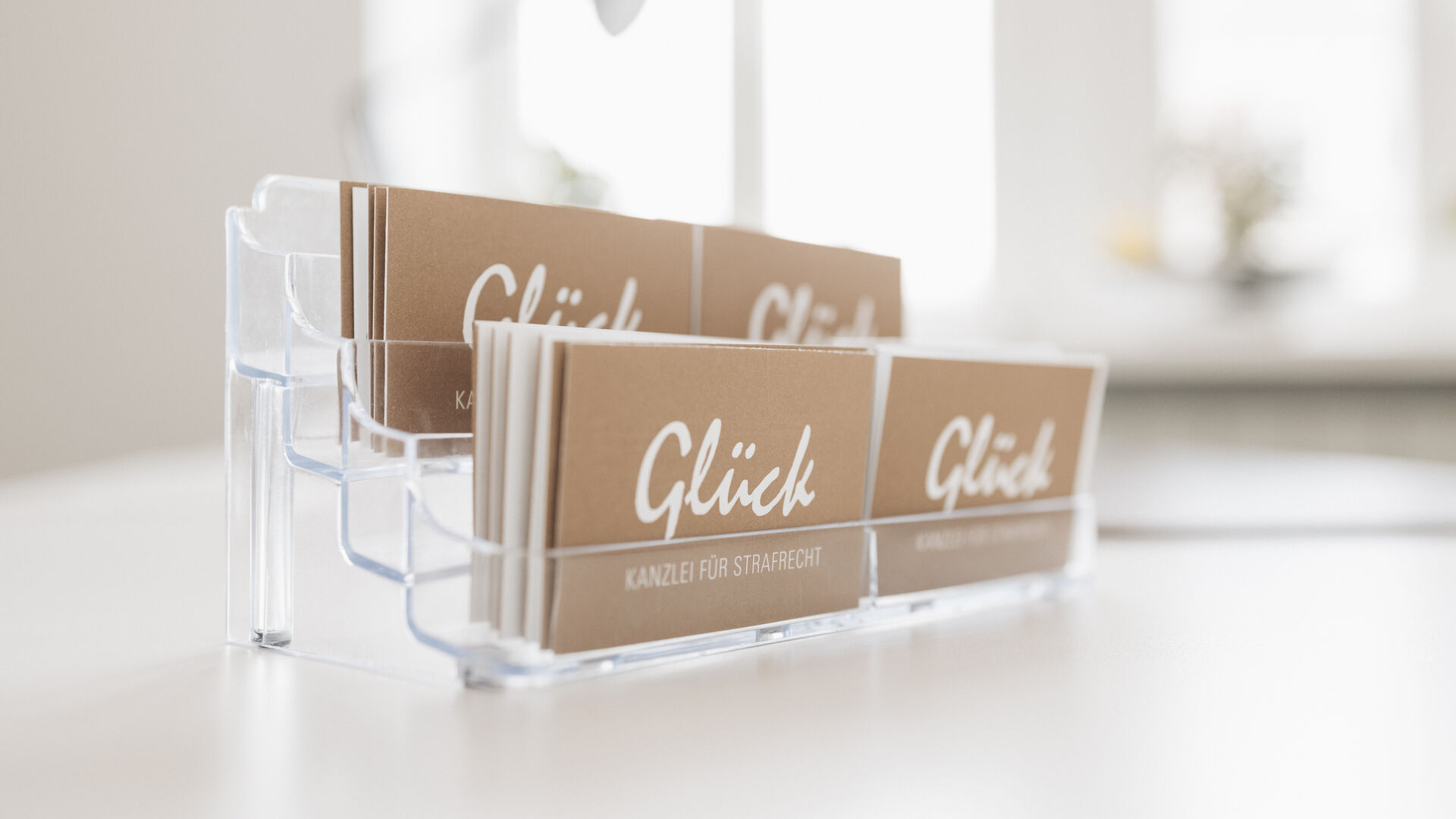 Visitenkartenständer mit Glück Strafrecht Logo - Kanzlei für Strafrecht und Strafverteidigung in Schweinfurt, Kontaktbereich