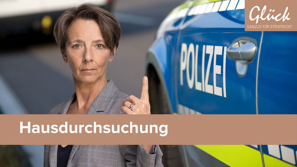 Hausdurchsuchung dargestellt durch seitlich aufgenommenes Polizeiauto