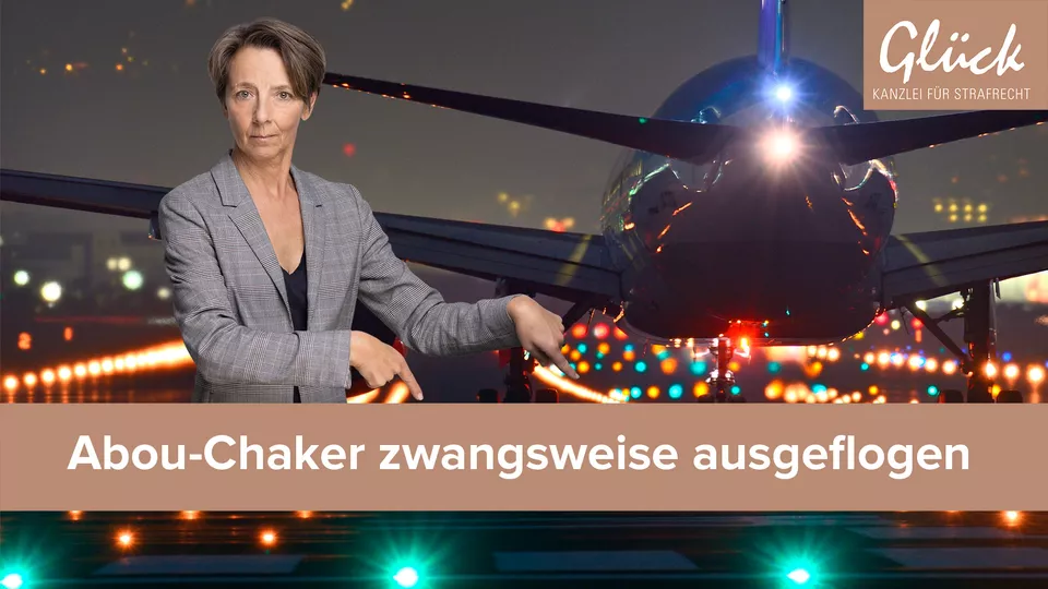 Abschiebung und Flugzeug auf beleuchteter Landebahn bei Nacht