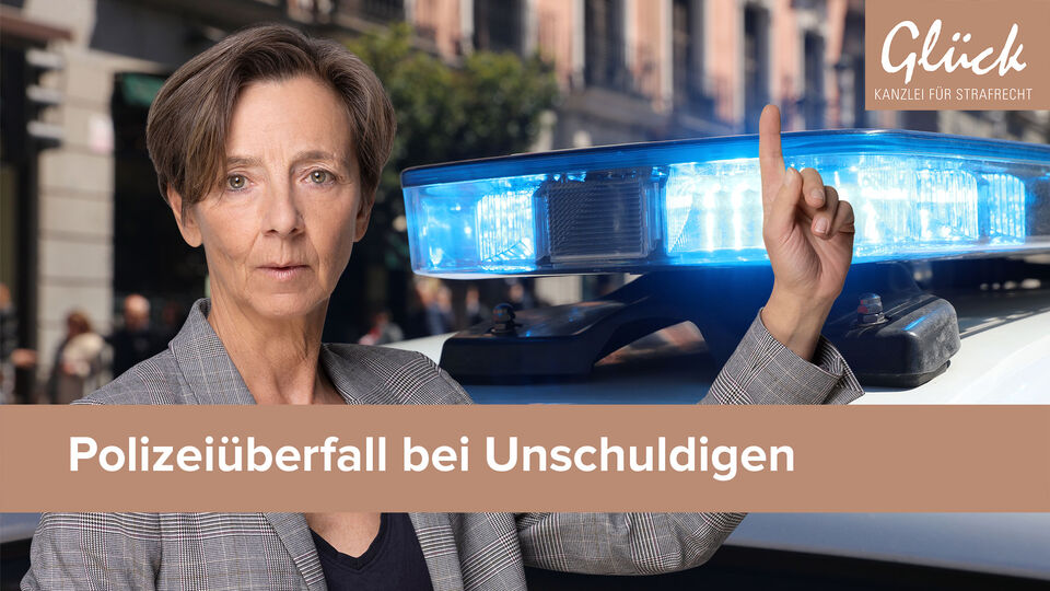 Hausdurchsuchung und Polizeifahrzeug mit Blaulicht vor Gebäude