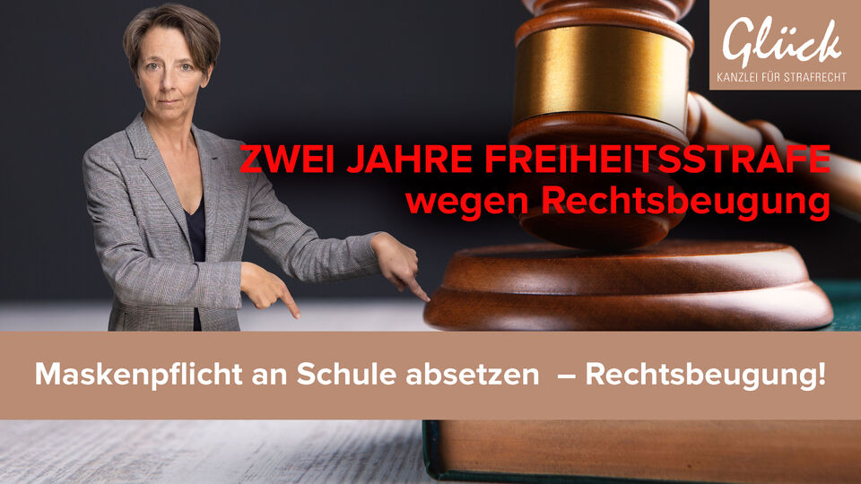 Freiheitsstrafe symbolisiert durch Gerichtshammer im Gerichtssaal