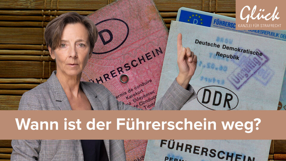 Führerscheinentzug thematisiert durch mehrere Führerscheine auf einem Tisch