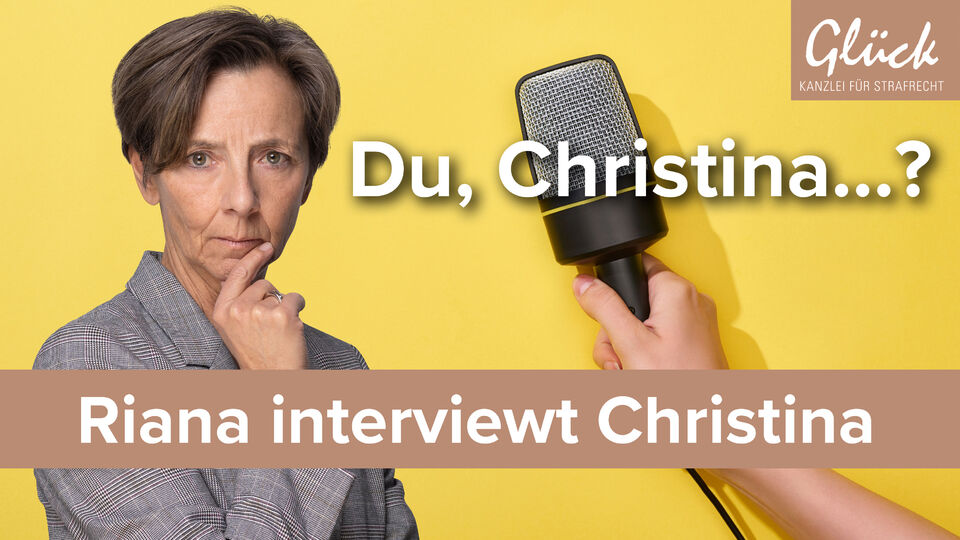 Strafverteidigerin Christina Glück beantwortet Fragen in Interviewsituation