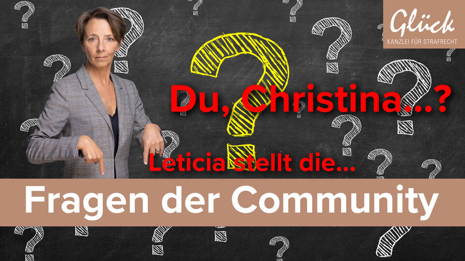 Fragen zu Hausdurchsuchung und Anklage thematisiert durch Fragezeichen auf Tafel