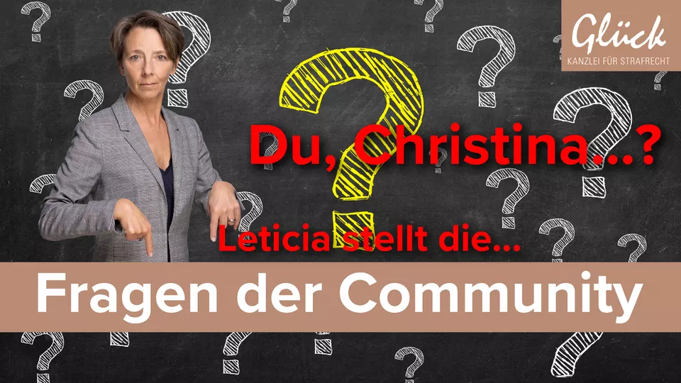 Fragen zu Hausdurchsuchung und Anklage thematisiert durch Fragezeichen auf Tafel
