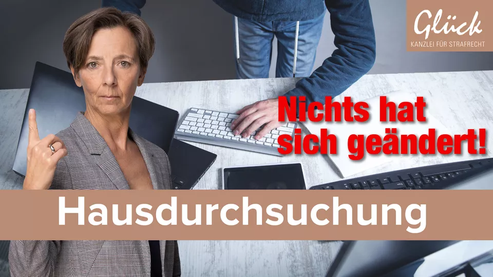 Hausdurchsuchung dargestellt durch Schreibtisch mit Computer