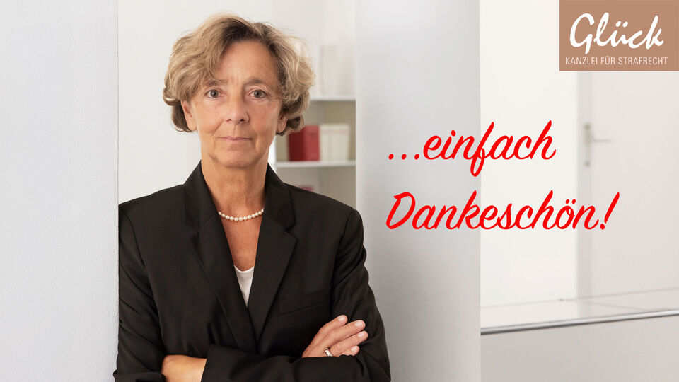 Fachanwältin Christina Glück bedankt sich in ihrer Kanzlei