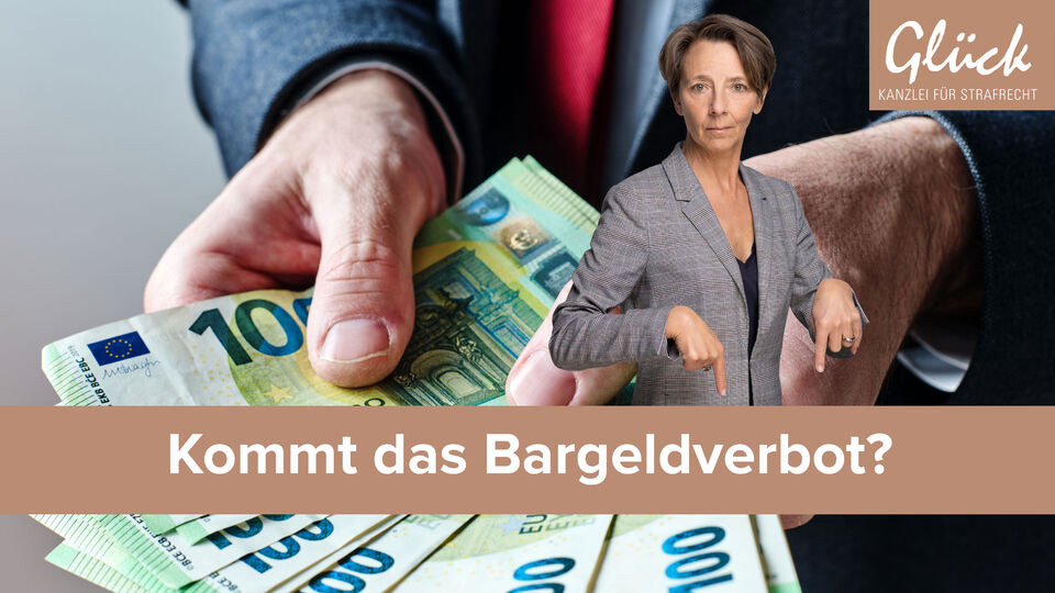 Eine Hand hält eine große Summe Bargeld aus aufgefächerten 100-Euro-Scheinen.