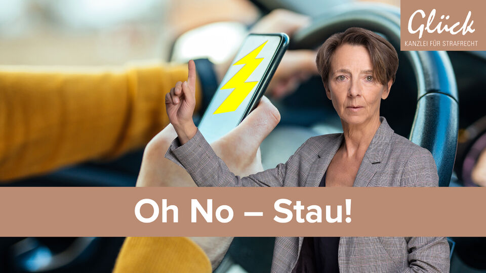 Autofahrer am Steuer schaut auf sein Handy mit Blitzer-App, die vor einem Blitzer im Straßenverkehr warnt