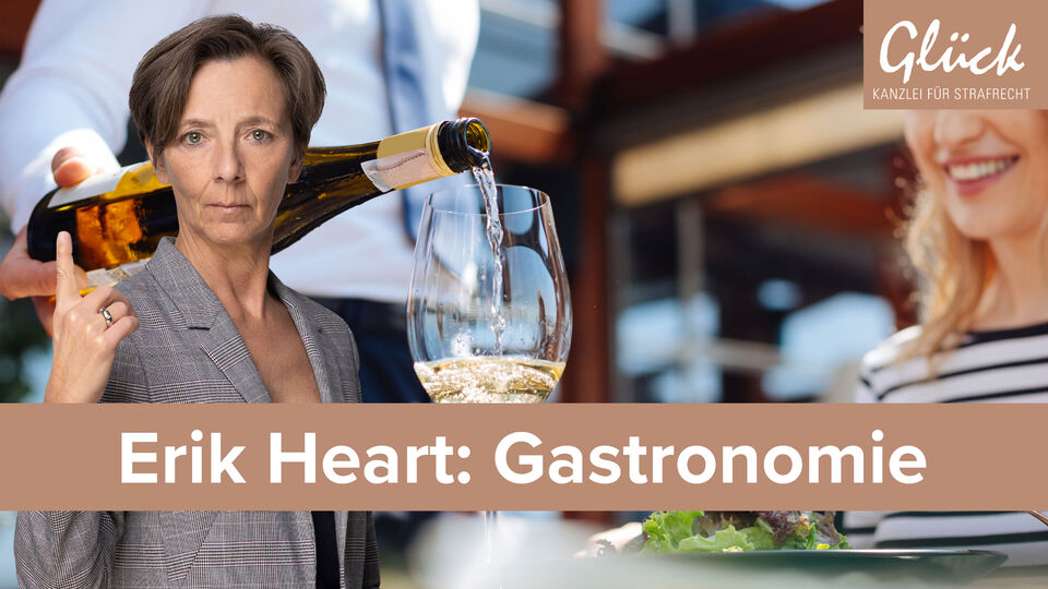 Service im Restaurant: Kellner schenkt Wein ein und bedient einen Gast