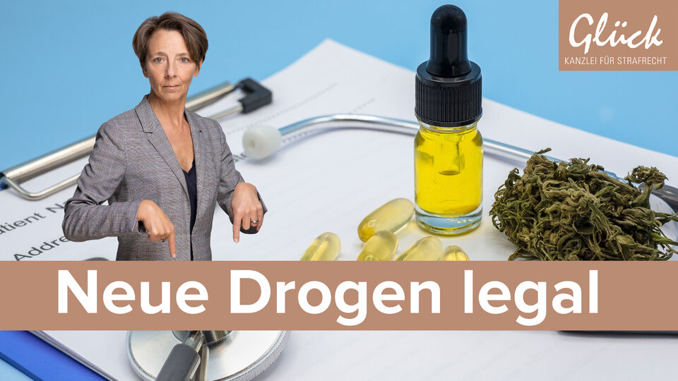 LSD legal? Betäubungsmittel auf einem Klemmbrett mit Tabletten und Cannabis