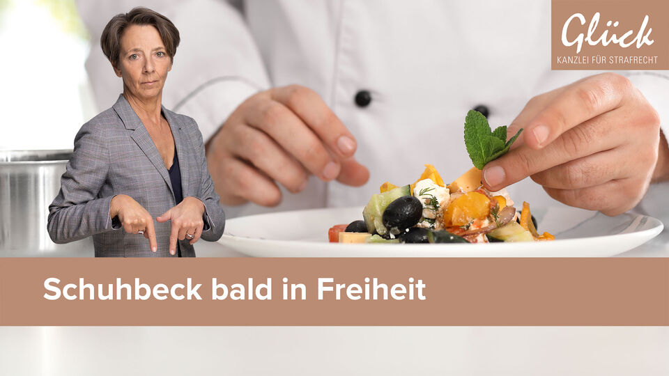 Steuerhinterziehung im Bereich der Gastronomie dargestellt durch Koch beim Anrichten