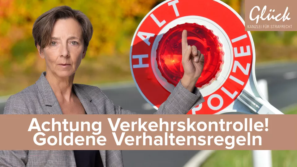 Verkehrskontrolle mit Polizeikelle auf Landstraße