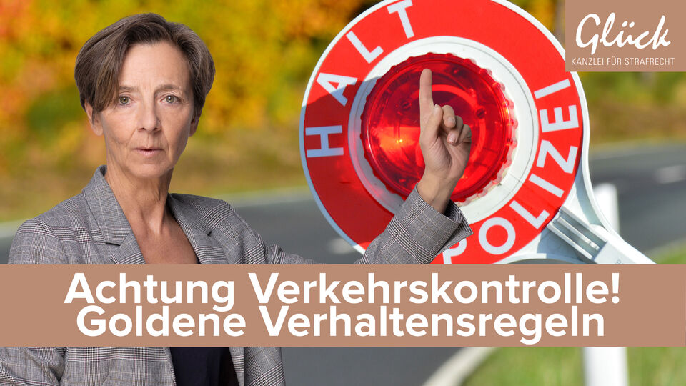 Verkehrskontrolle mit Polizeikelle auf Landstraße