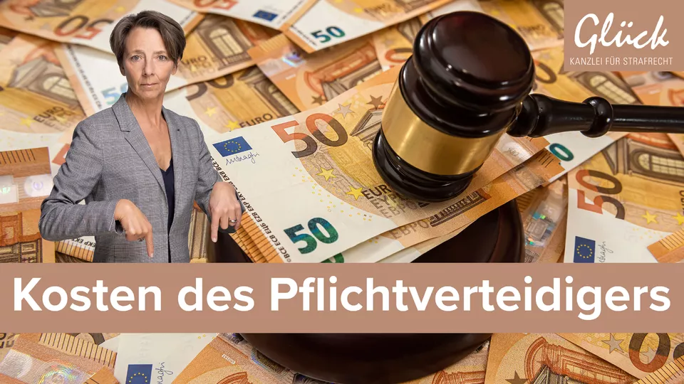 Kosten des Pflichtverteidigers symbolisiert durch Gerichtshammer und Geldscheine
