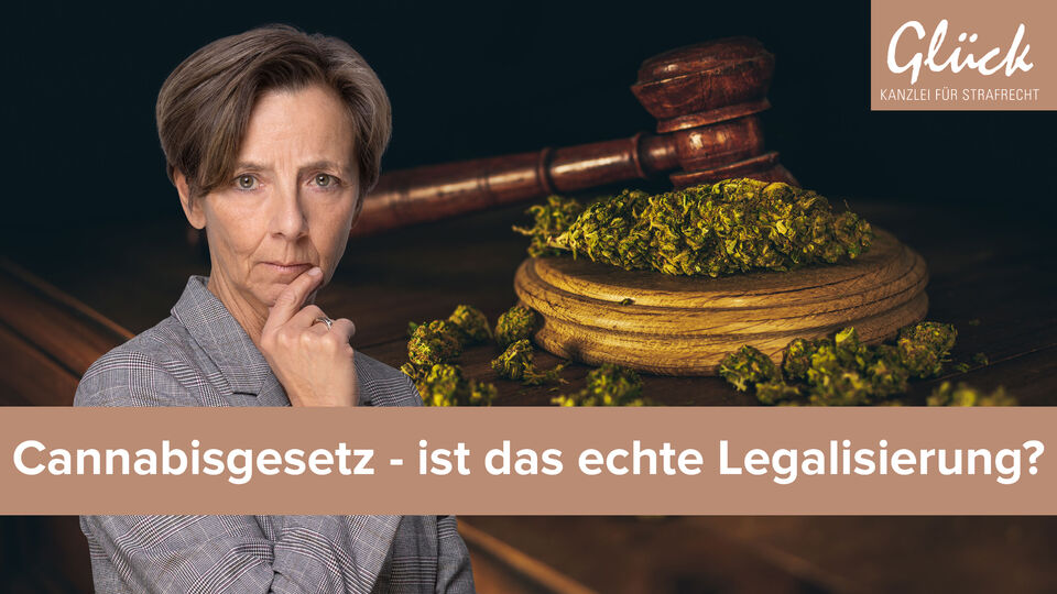 Cannabisgestz dargestellt durch Gerichtshammer und Cannabis