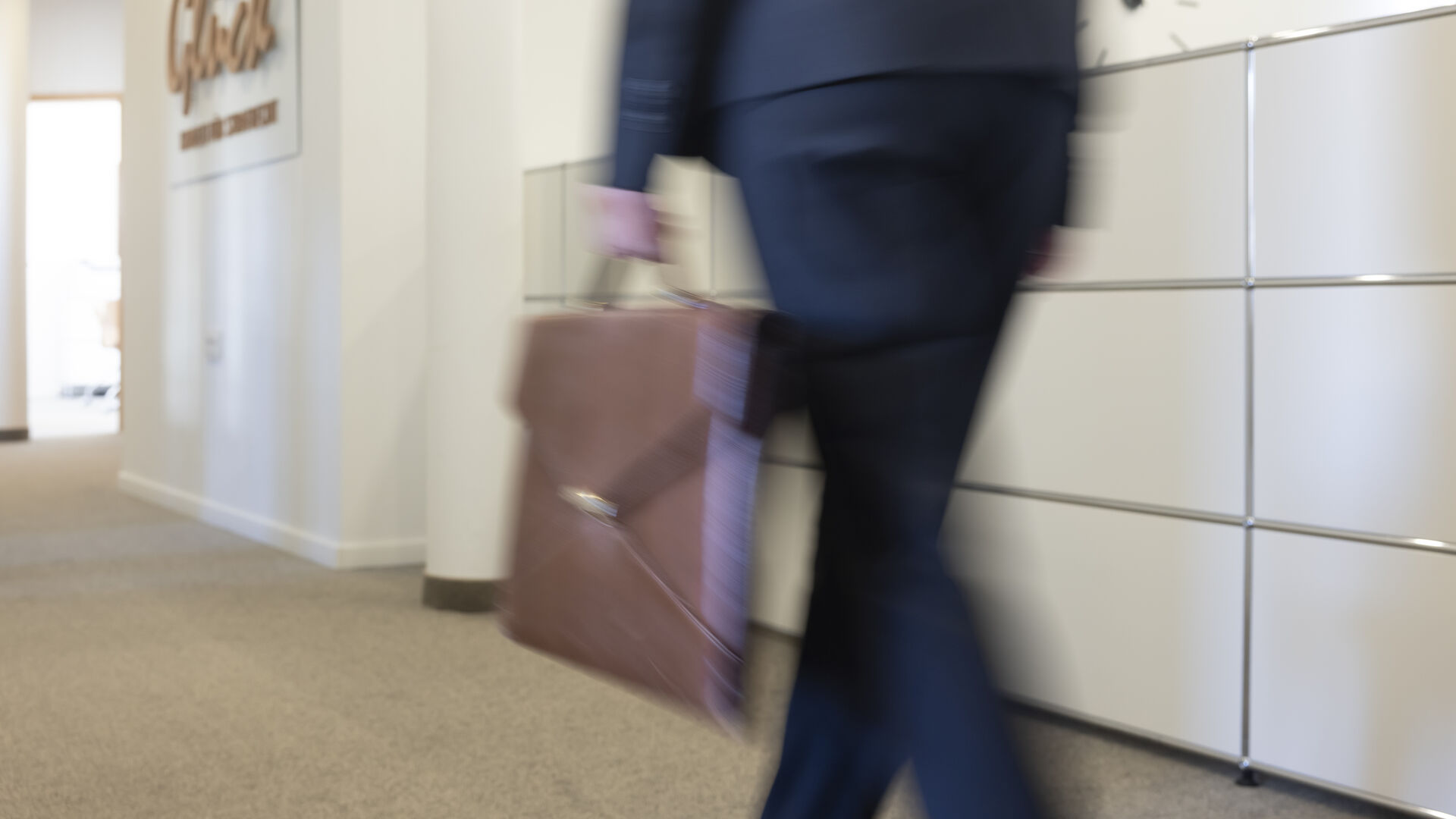 Christina Glück - Strafverteidigerin, unterwegs zu Mandantengesprächen in Schweinfurt, Aktentasche für Verteidigungsunterlagen