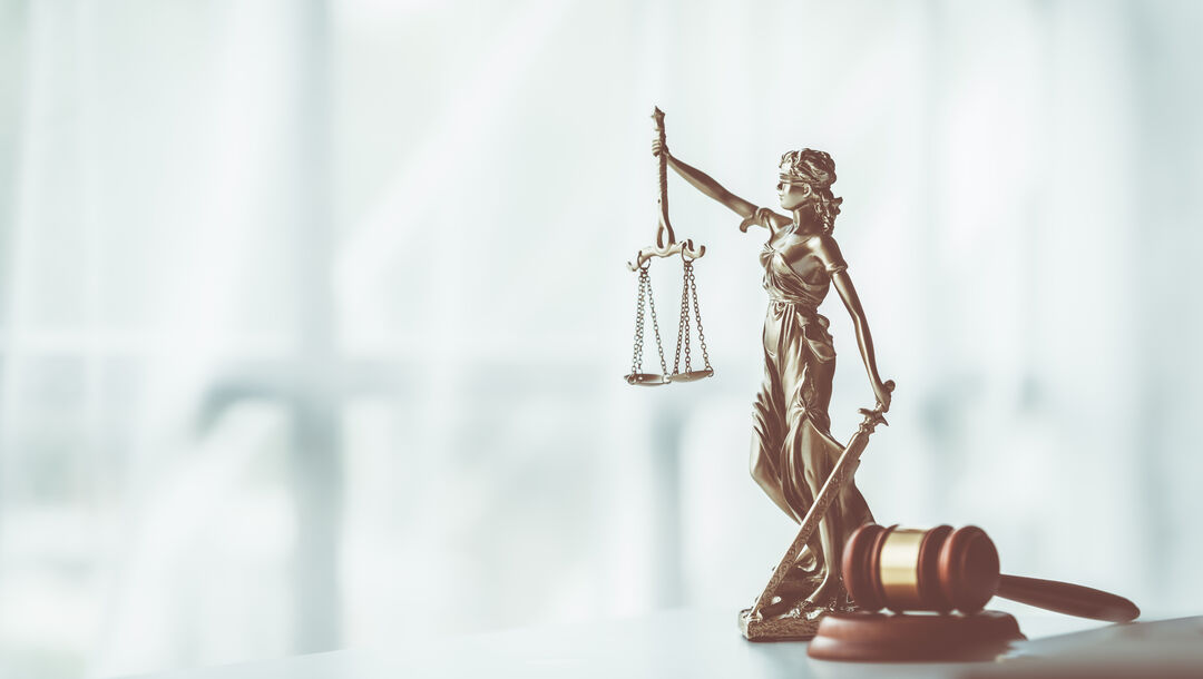 Justizia und Richterhammer - Strenge Urteile bei Drogendelikten