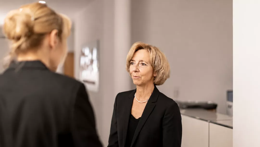 Rechtsanwältin Christina Glück im fachlichen Gespräch mit einer Kollegin in der Kanzlei Glück in Schweinfurt