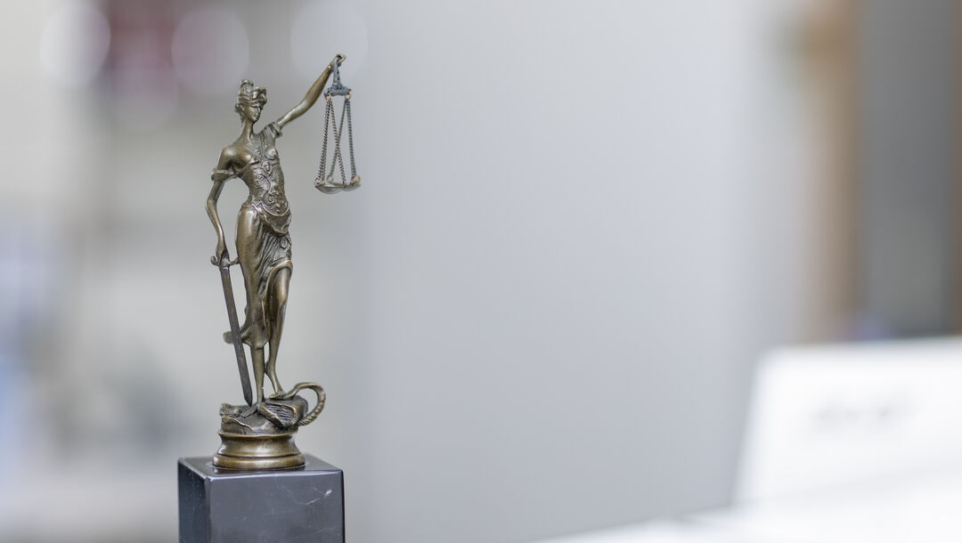 Justitia steht für optimale Verteidigungsstrategie, Verfahrenseinstellung oder milde Strafe