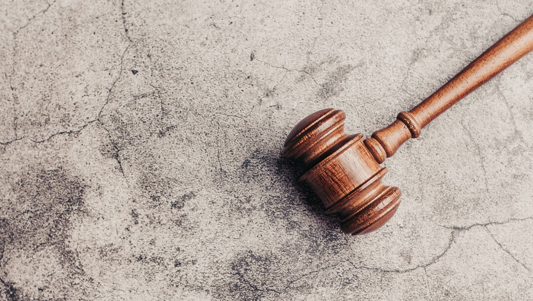 Richterhammer auf Stein - rechtskräftiges Urteil im Strafrecht