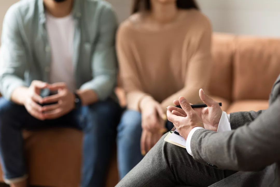 Eltern und Jugendlicher im Gespräch mit Strafverteidiger - was tun bei Ermittlungsverfahren und Jugendstrafrecht?