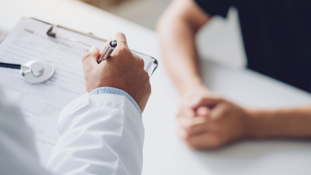 Arzt klärt Patient in einem Gespräch über medizinische Risiken auf - Thema Medizinstrafrecht