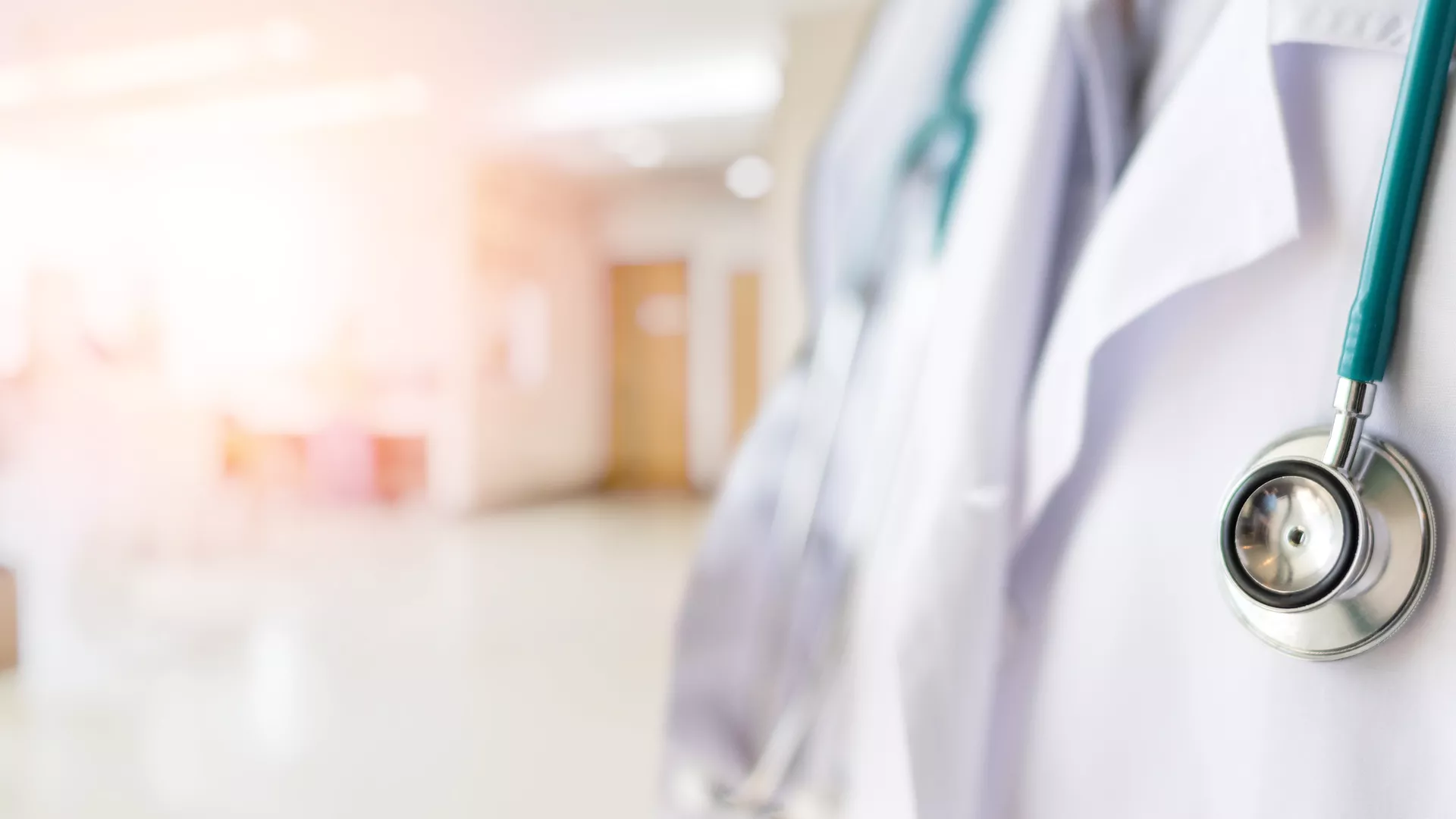 Arzt im Krankenhausflur - Thema strafrechtliche Haftung und ärztliche Aufklärungspflicht im Medizinstrafrecht