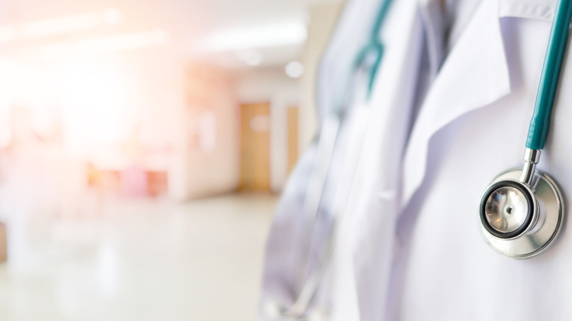 Arzt im Krankenhausflur - Thema strafrechtliche Haftung und ärztliche Aufklärungspflicht im Medizinstrafrecht