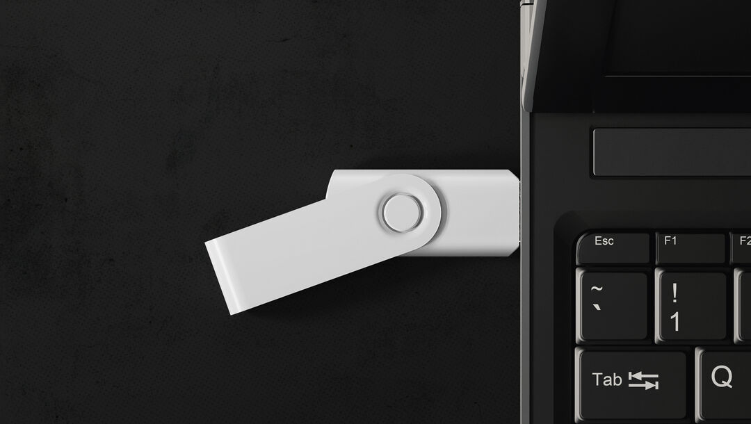 Laptop mit Speicherstick - sensible Daten, Besitz und Verbreitung, Beratung im Sexualstrafrecht