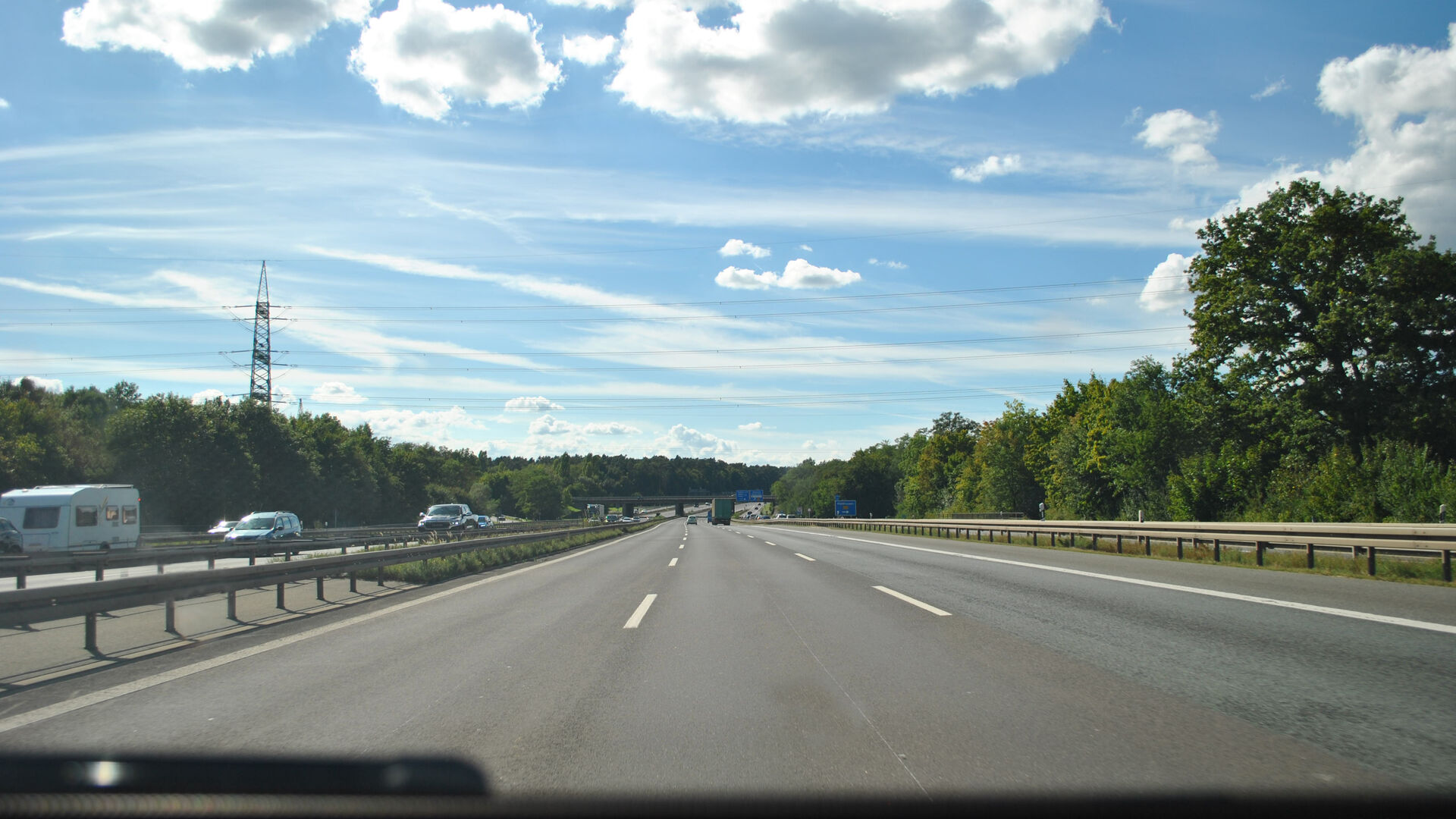 Blick auf mehrspurige Autobahn - rechtliche Aspekte im Straßenverkehr