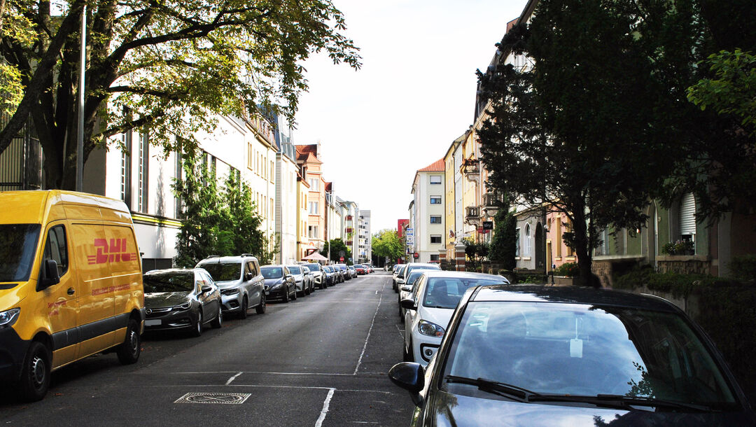 Straße Sattlerstraße 23 in Schweinfurt mit Autos - Standort der Kanzlei für Strafrecht und Strafverteidigung