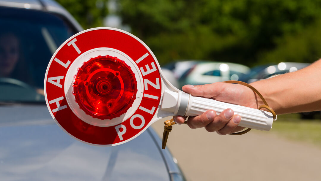 Verkgrskontrolle mit Polizeikelle - rechtliche Folgen bei Verstößen im Straßenverkehr