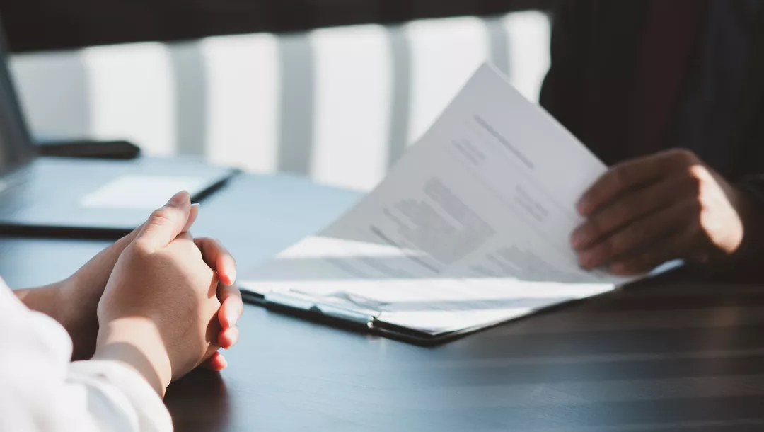 Vertrauensanwalt im Gespräch mit Mandanten - Aufklärung interner Straftaten im Rahmen von Compliance und Datenschutz