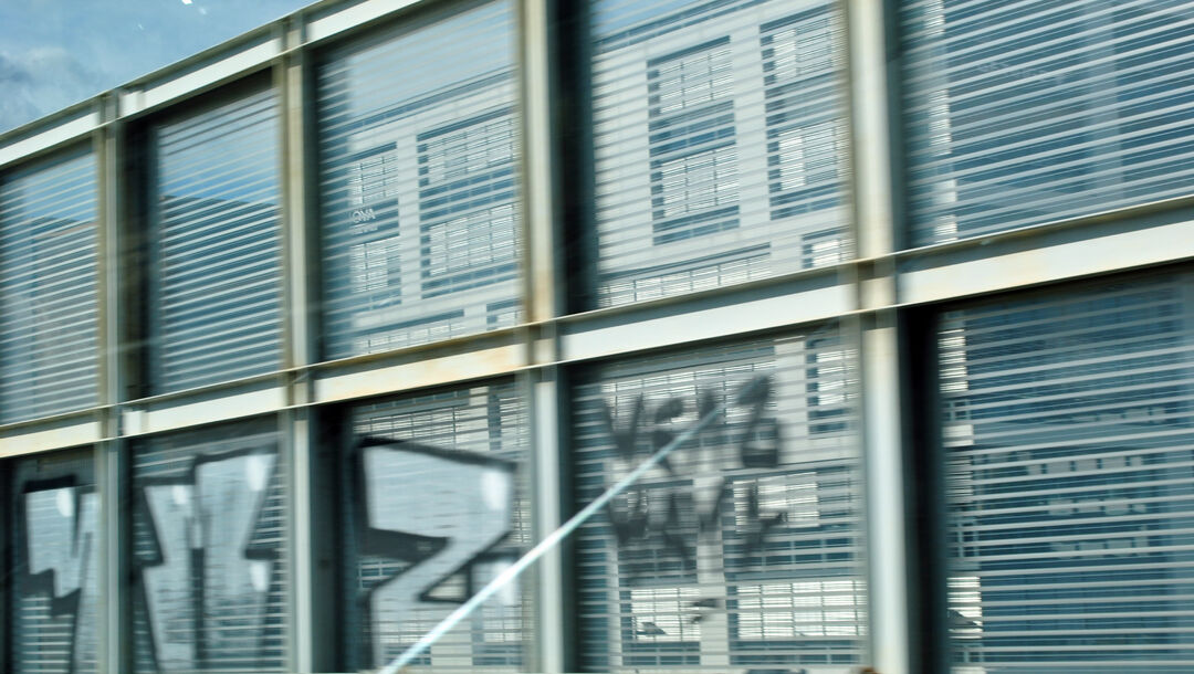 Fassade eines Unternehmens - Themen wie Betrug, Korruption und Steuerhinterziehung im Wirtschhaftsrecht