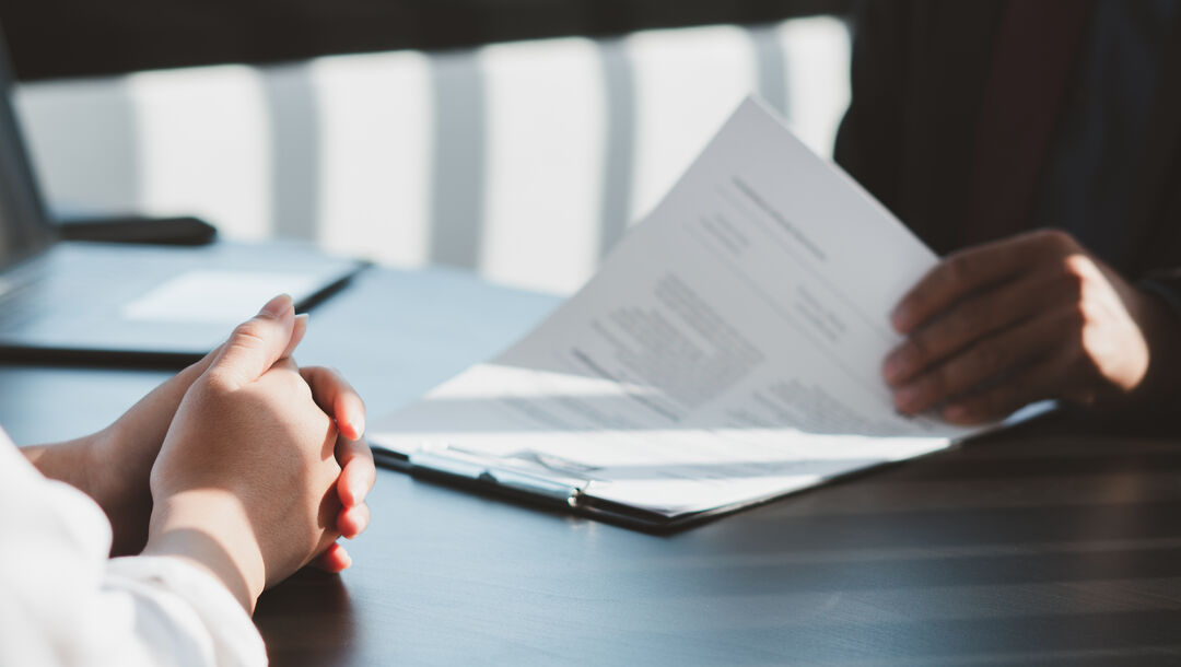 Vertrauensanwalt im Gespräch mit Mandanten - Aufklärung interner Straftaten im Rahmen von Compliance und Datenschutz