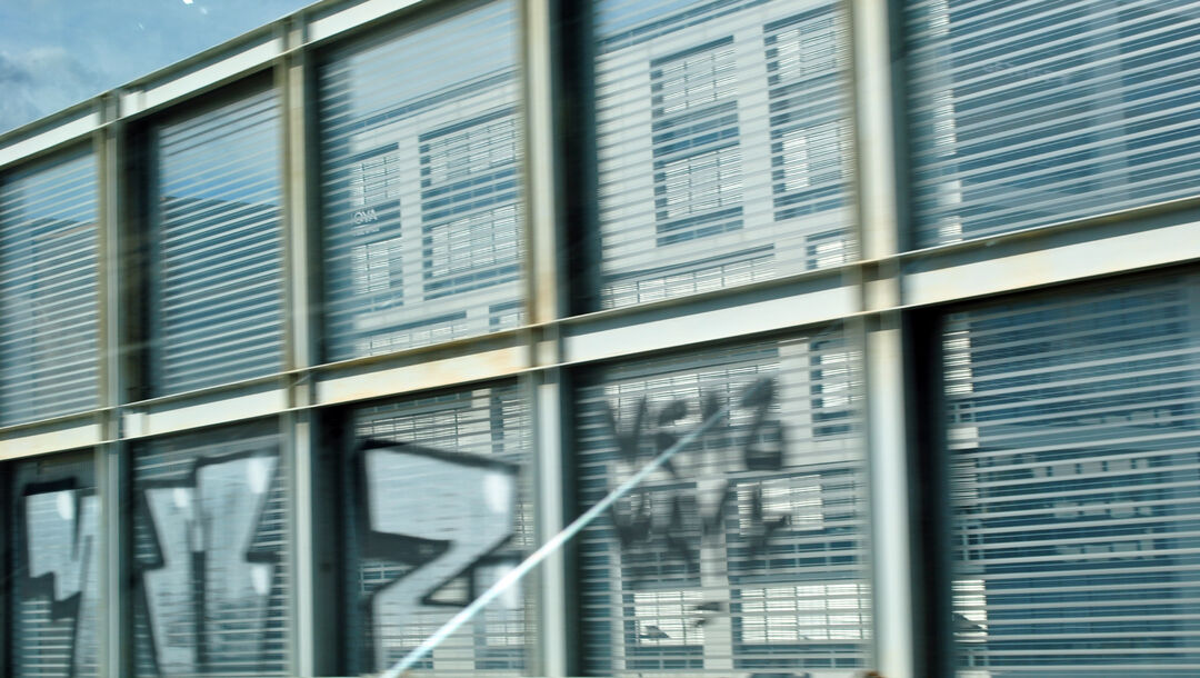 Fassade eines Unternehmens - Themen wie Betrug, Korruption und Steuerhinterziehung im Wirtschhaftsrecht