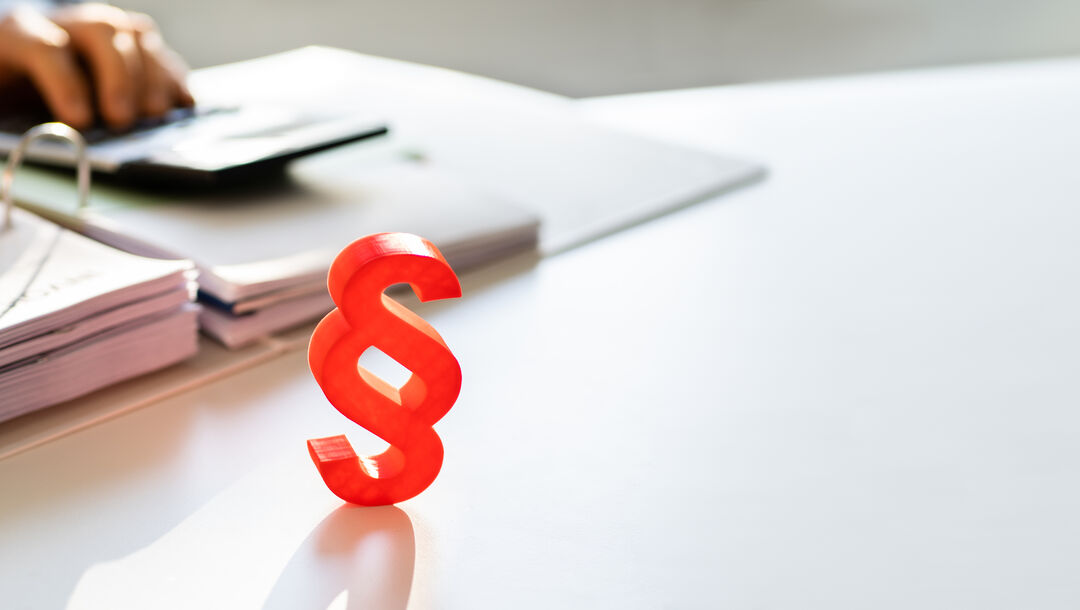 Juristsiche Durchsicht von Akten - Prüfung strafrechtlich relevanter Unterlagen und Paragraphen